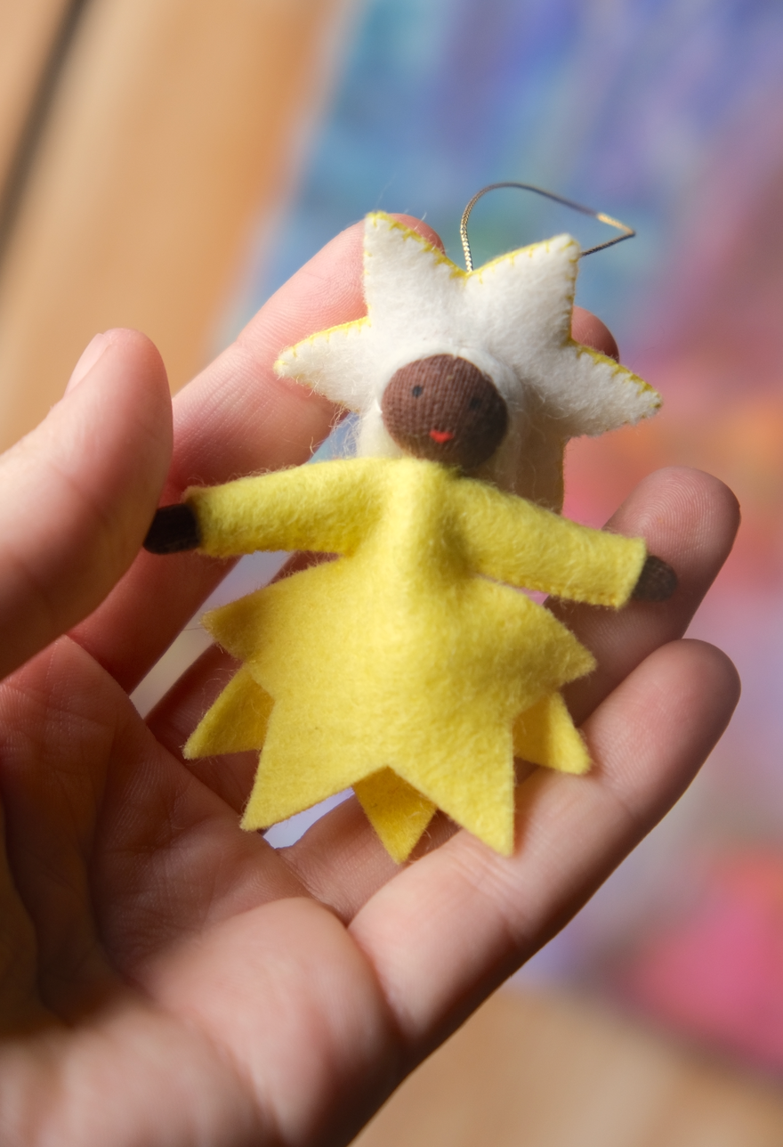 Liten stjerne med bjelle inni - hengeullfigur