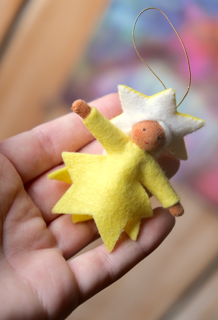 Liten stjerne med bjelle inni - hengeullfigur