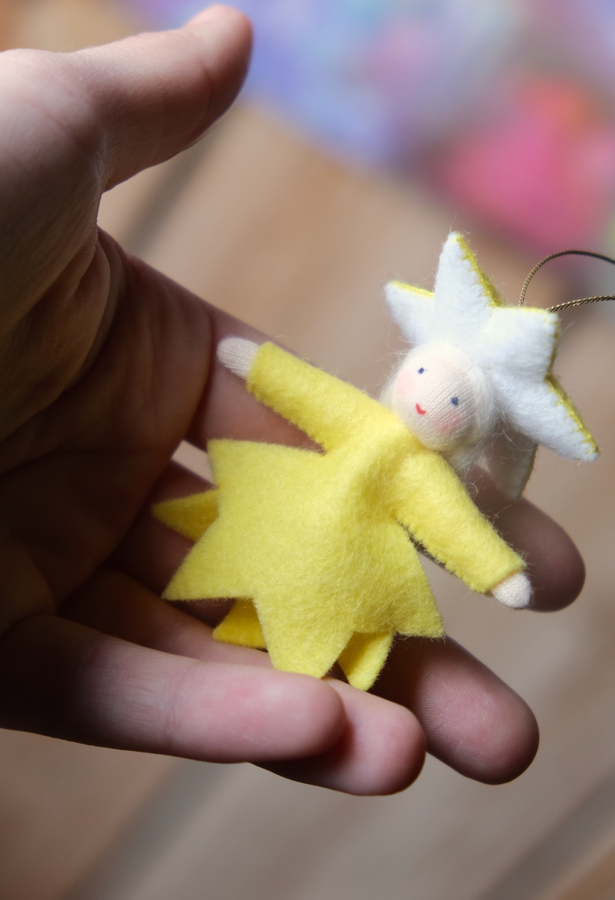 Liten stjerne med bjelle inni - hengeullfigur