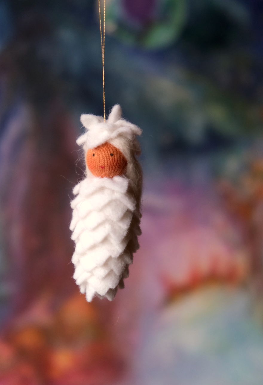 Liten snøkongle - hengeullfigur