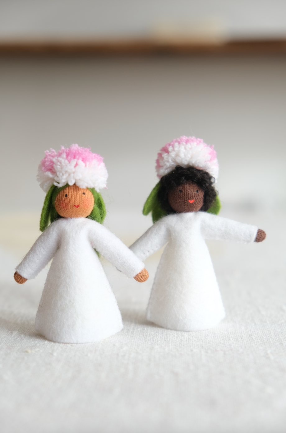 Hvit dahlia - ullfigur