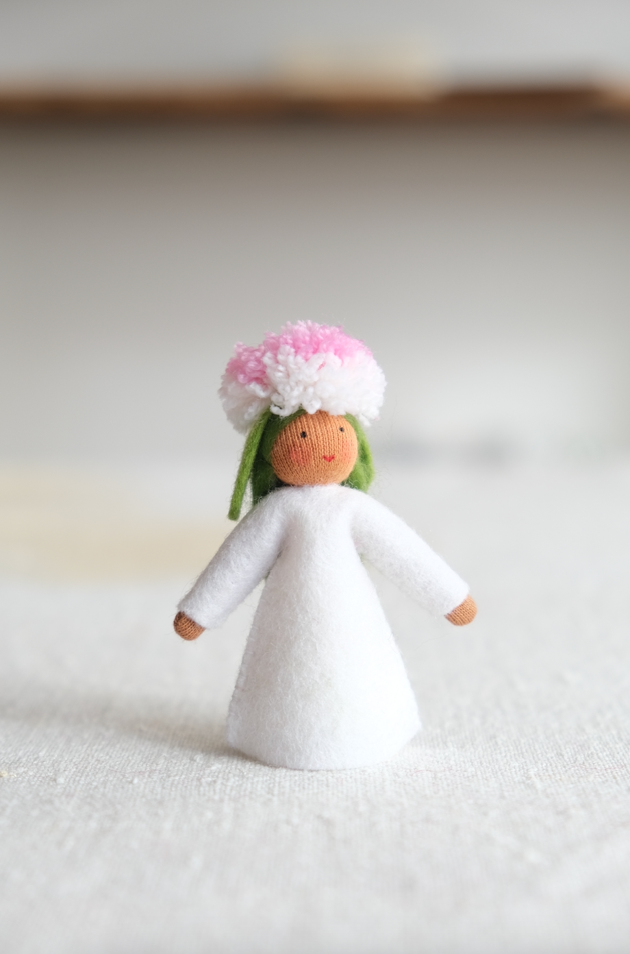 Hvit dahlia - ullfigur