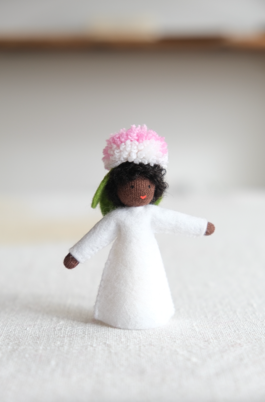 Hvit dahlia - ullfigur