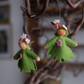 Liten blomstrende gren - hengeullfigur