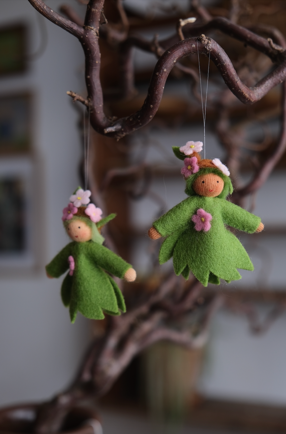Liten blomstrende gren - hengeullfigur