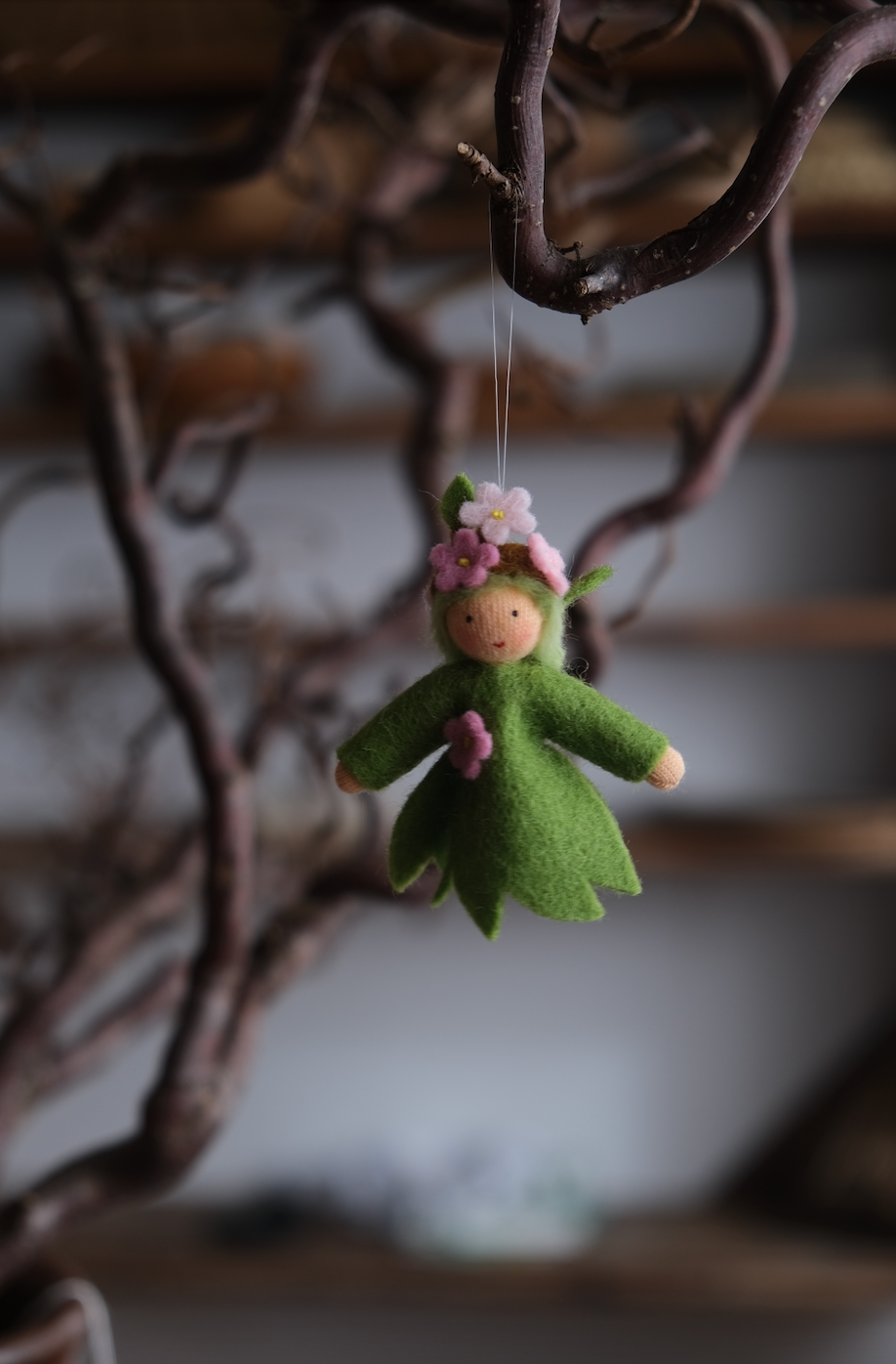 Liten blomstrende gren - hengeullfigur