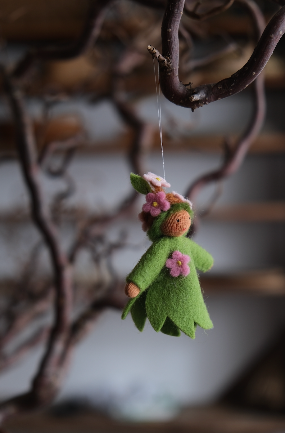 Liten blomstrende gren - hengeullfigur