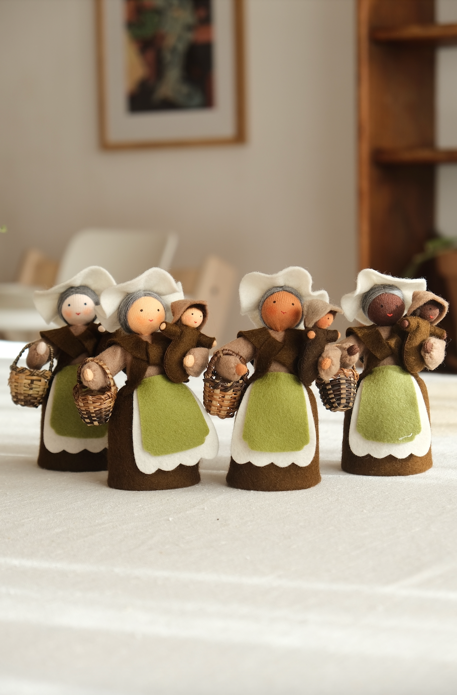 Stor moder jord og en frøbaby - ullfigur 16 cm