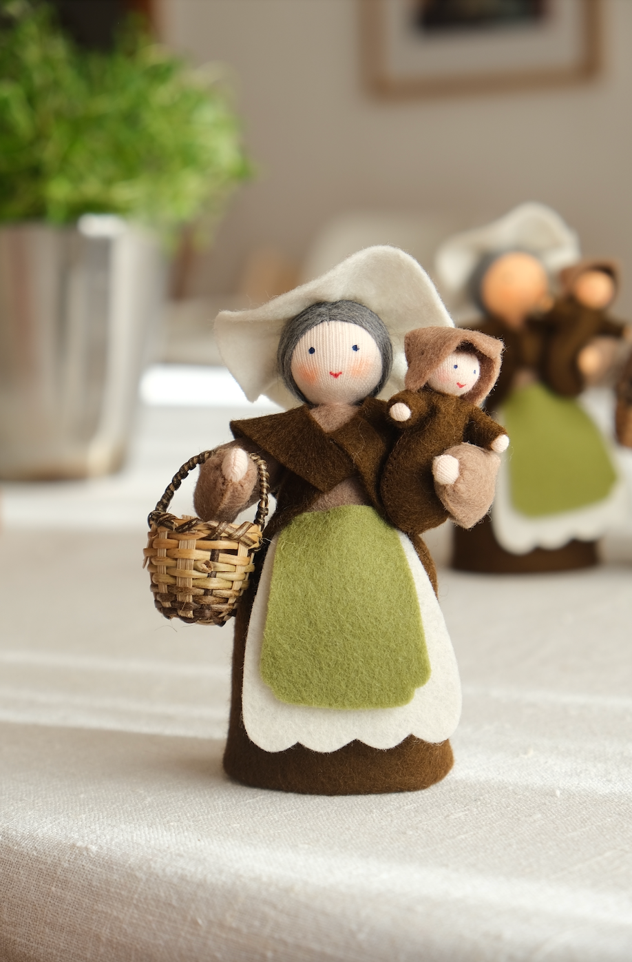 Stor moder jord og en frøbaby - ullfigur 16 cm