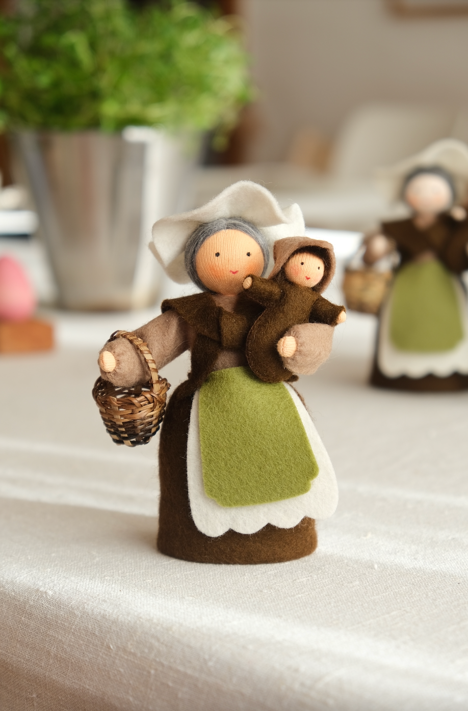 Stor moder jord og en frøbaby - ullfigur 16 cm