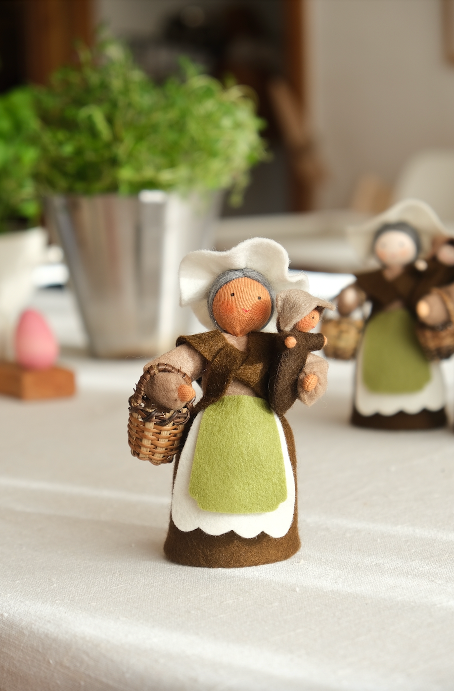 Stor moder jord og en frøbaby - ullfigur 16 cm