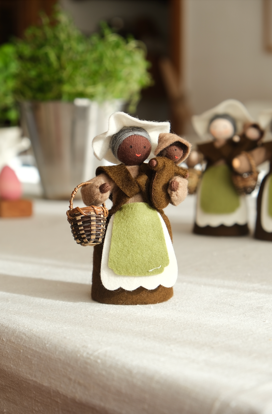 Stor moder jord og en frøbaby - ullfigur 16 cm