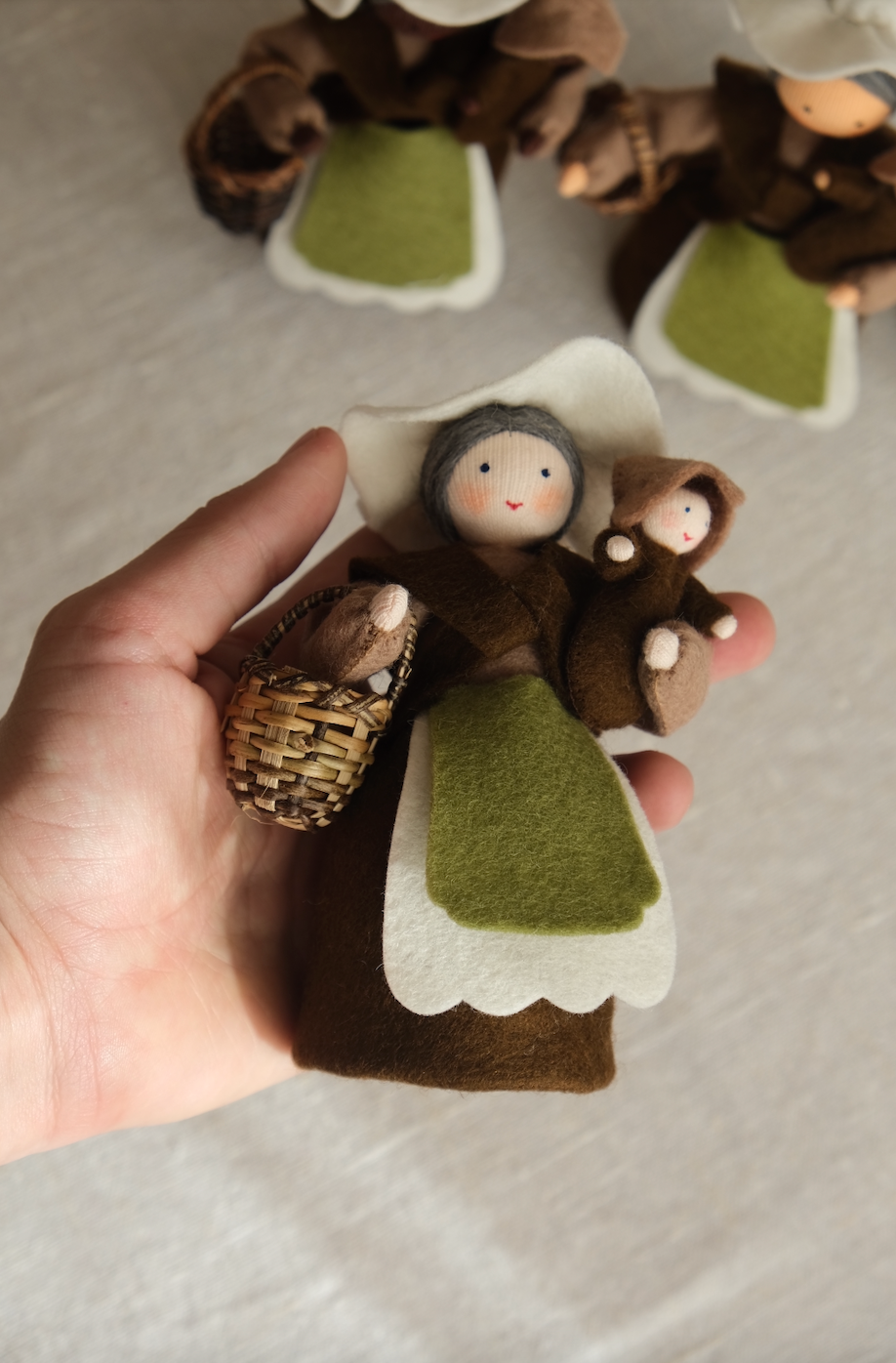 Stor moder jord og en frøbaby - ullfigur 16 cm