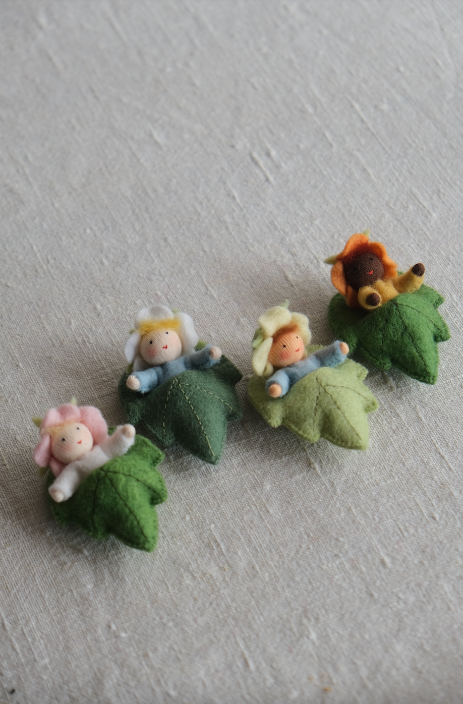 Blomsterbaby i bladsovepose - ullfigur