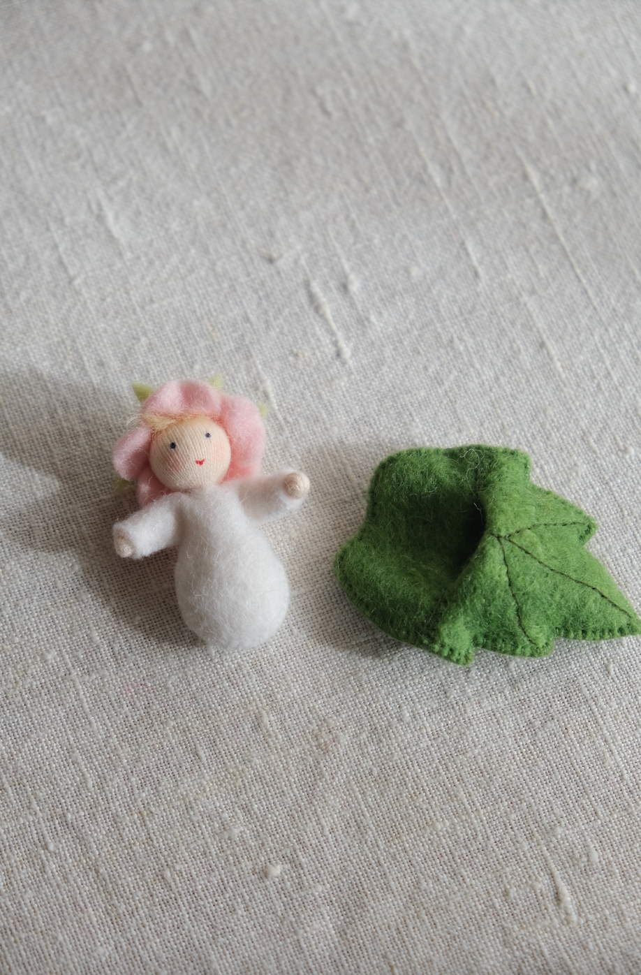 Blomsterbaby i bladsovepose - ullfigur