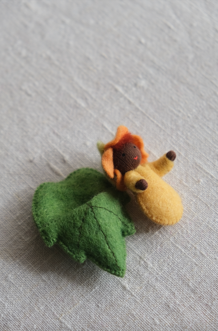 Blomsterbaby i bladsovepose - ullfigur