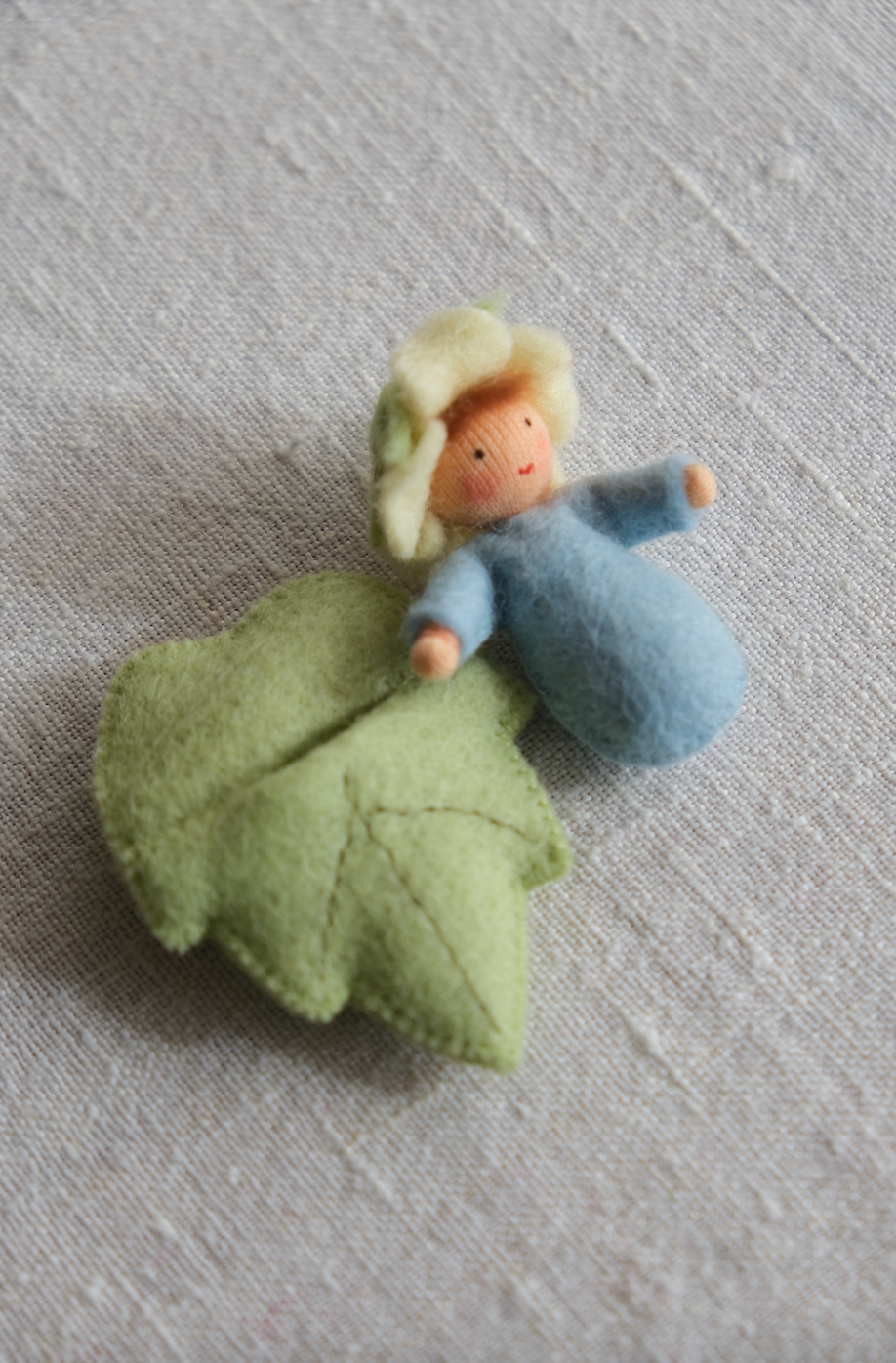 Blomsterbaby i bladsovepose - ullfigur