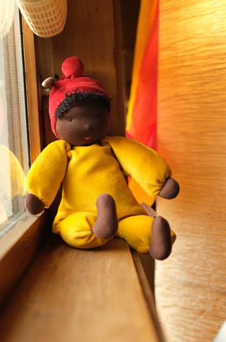 Nana - Saffron kosedukke - 35 cm