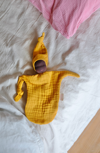 Imp - ocre koseklutdukke - 23cm