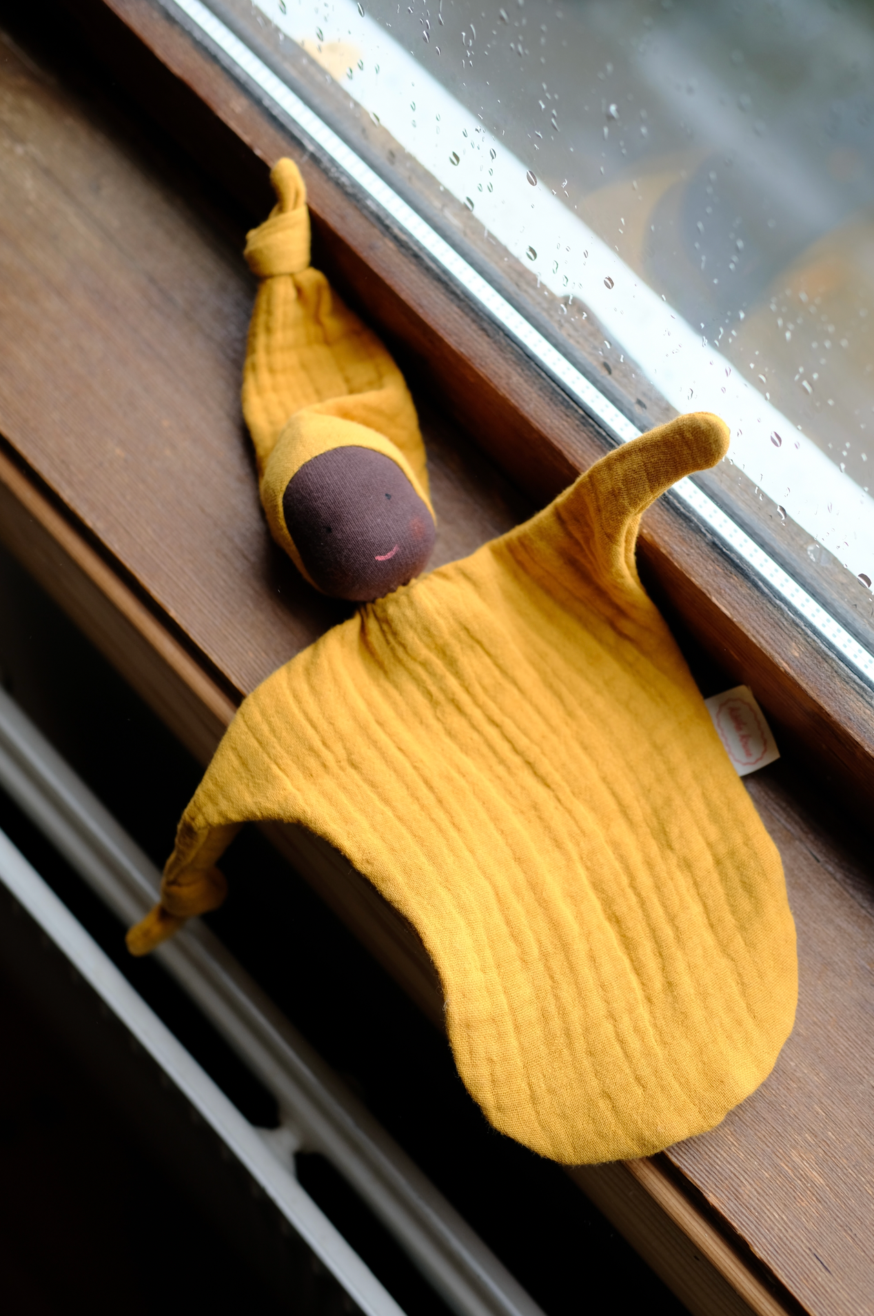 Imp - ocre koseklutdukke - 23cm