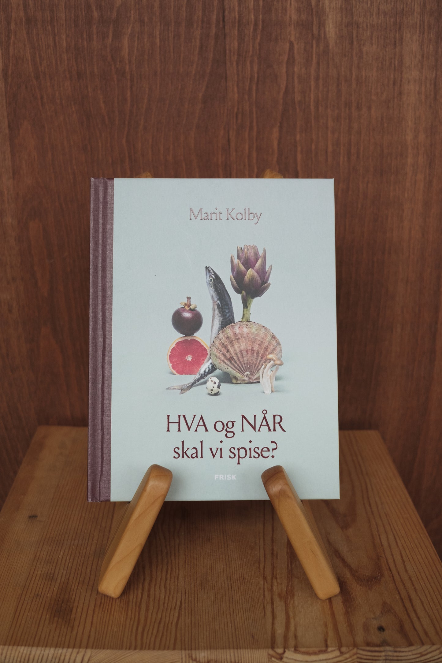 Bokstativ i oljet kirsebærtre