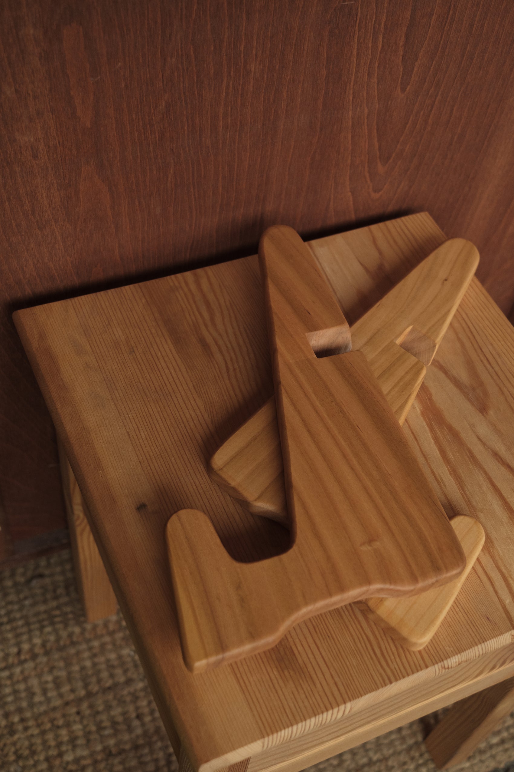 Bokstativ i oljet kirsebærtre