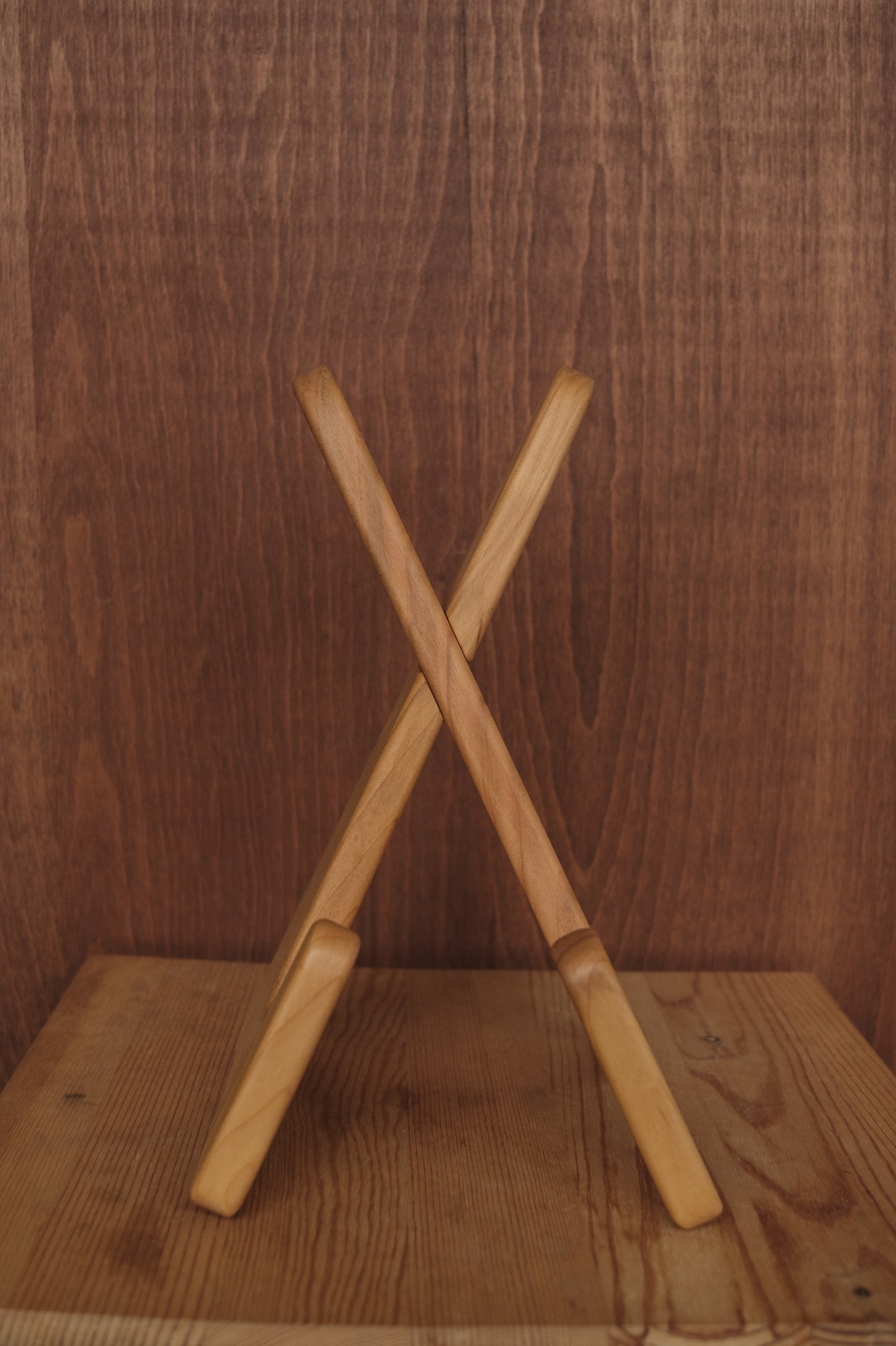 Bokstativ i oljet kirsebærtre