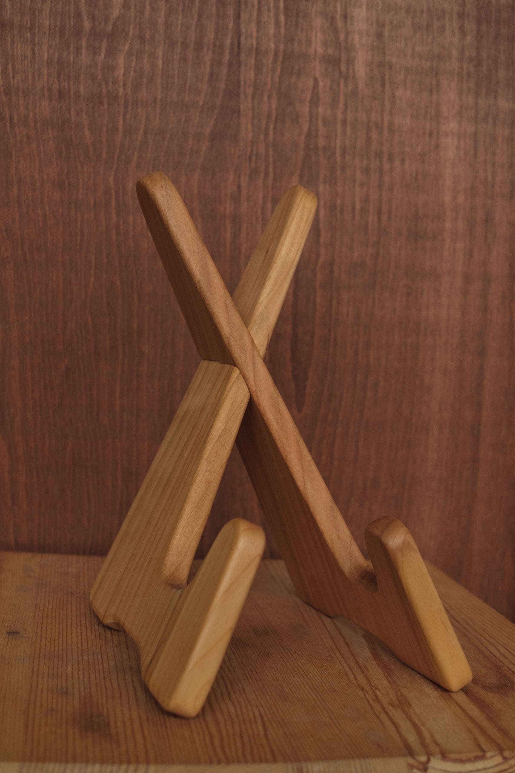 Bokstativ i oljet kirsebærtre