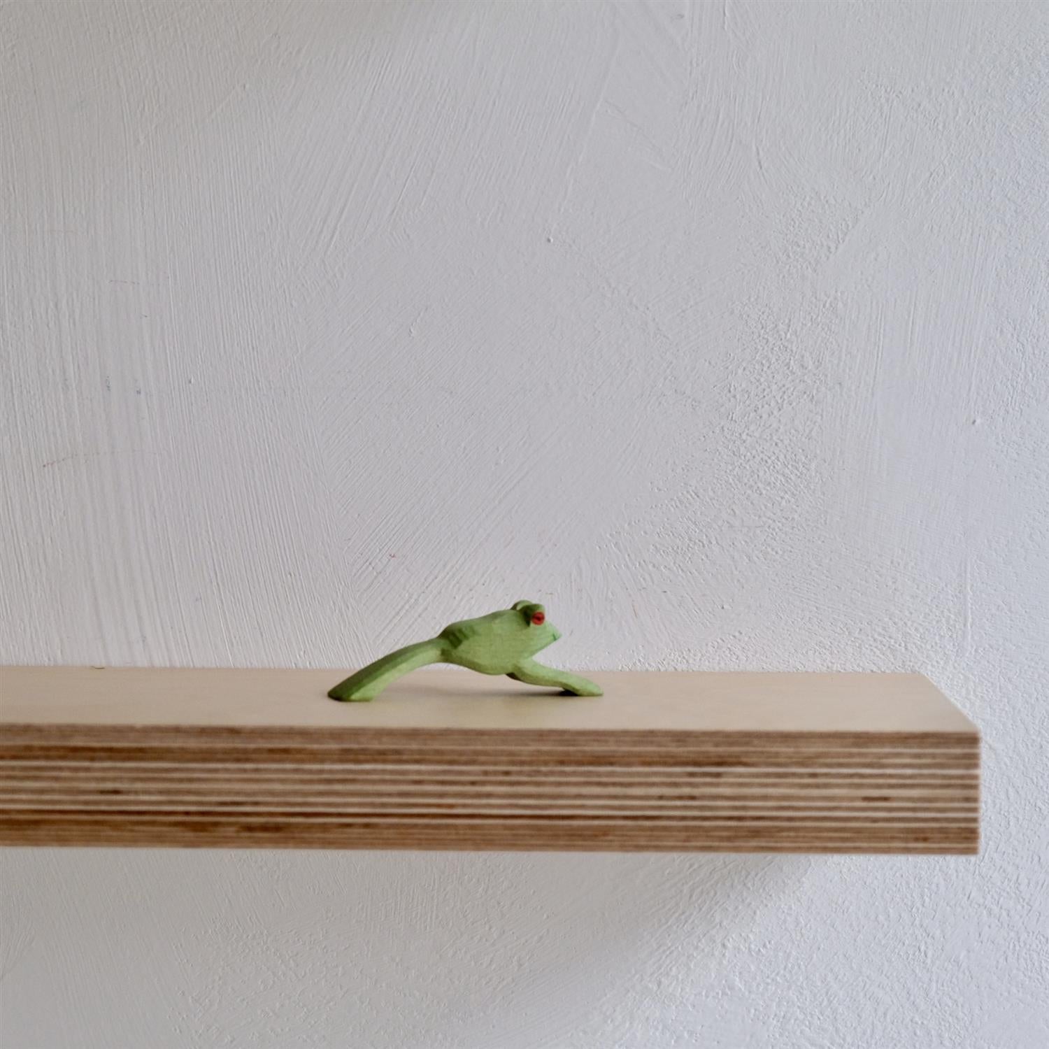 Frog jumping - trefigur