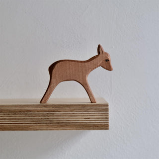 Deer standing - trefigur