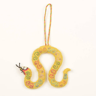 Yuze slange - håndlaget pynt av gjenbrukt tekstil