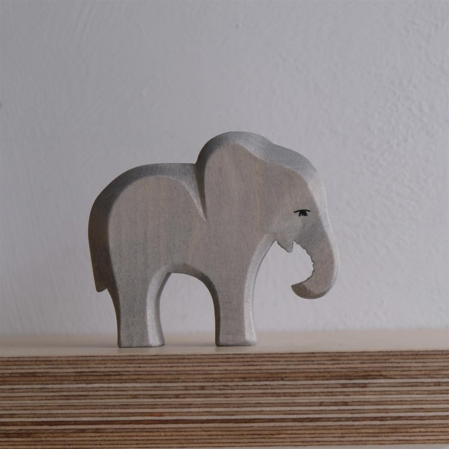 Elephant small eating - trefigur