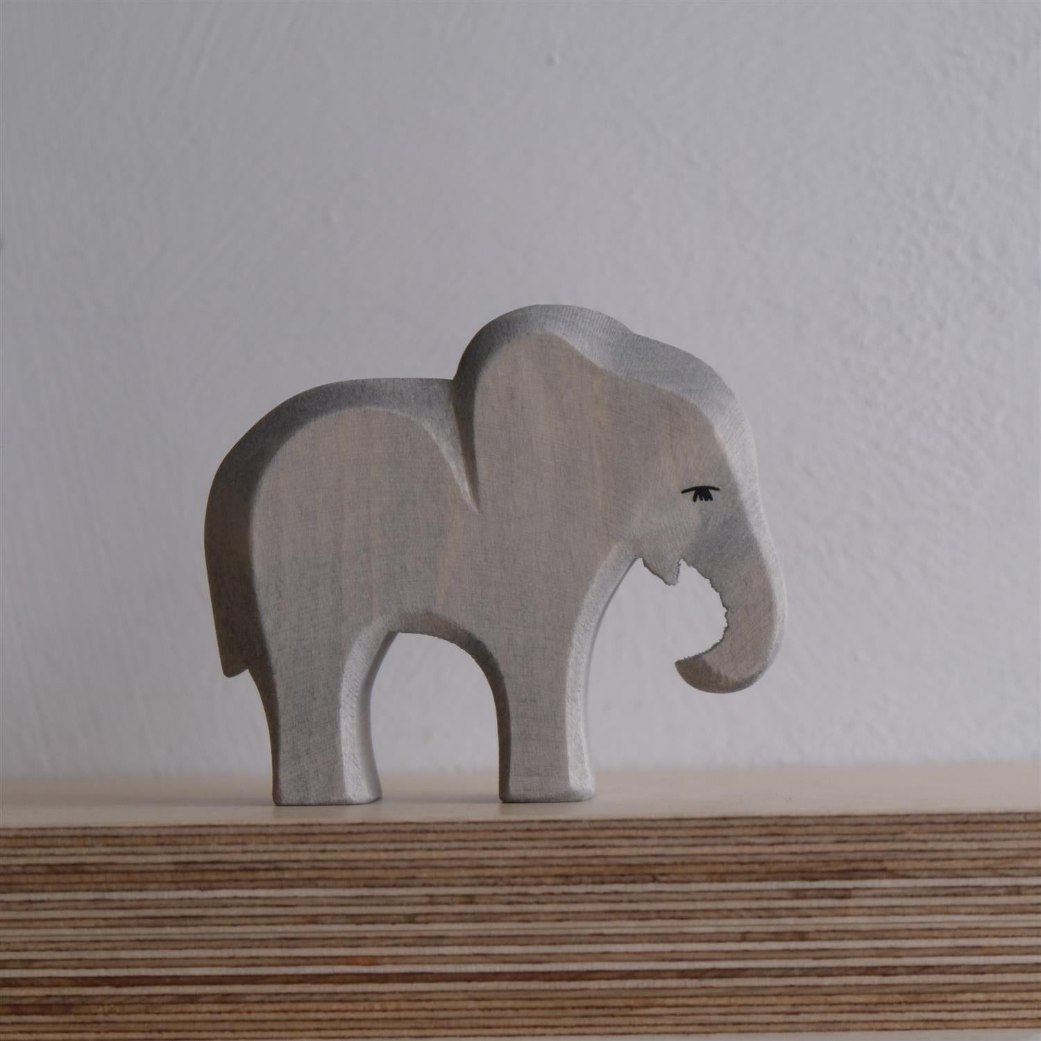 Elephant small eating - trefigur