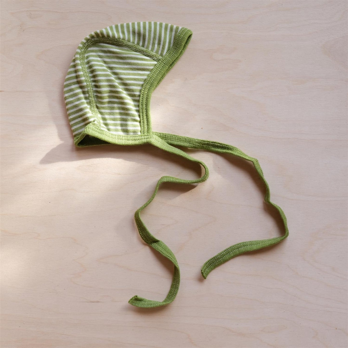 Stripete lue - grønn - ull/silke