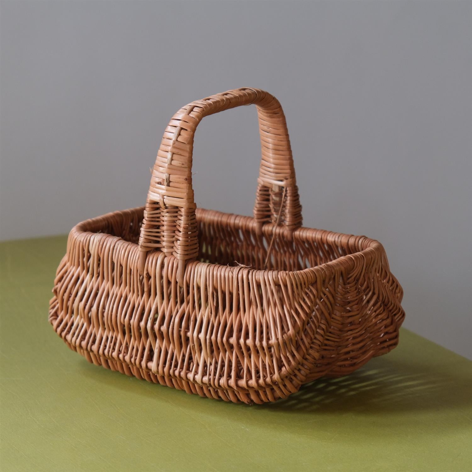 Avlang barnekurv med hank