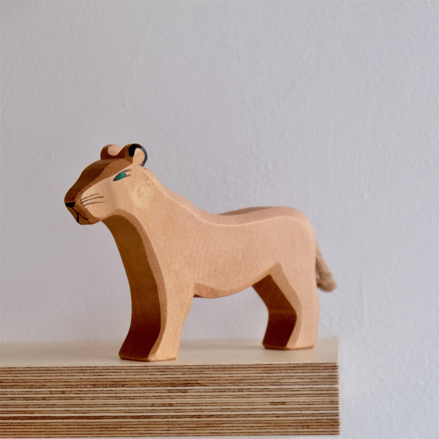 Lion female - trefigur