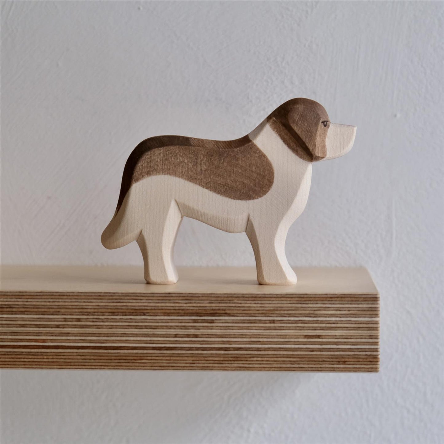 St. Bernhard dog - trefigur