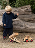 Barn med Fagus klassisk traktor og dumper tilhenger med tipp foran en trestokk