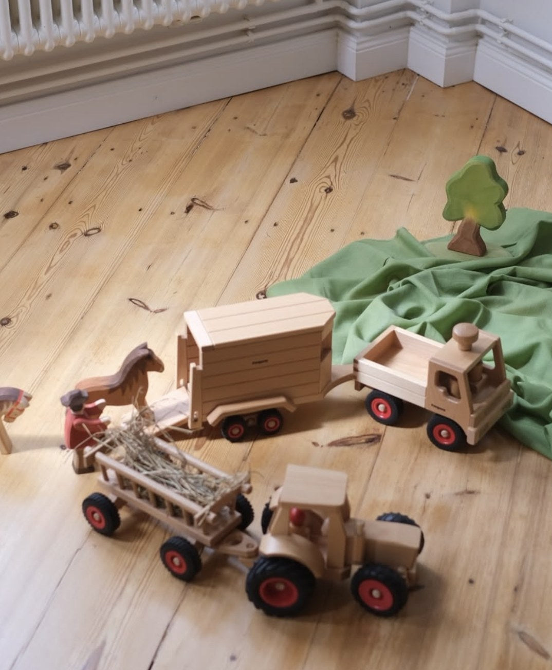 Gårdslek med Fagus Unimog, hestevogn, traktor og høyvogn på tregulvet