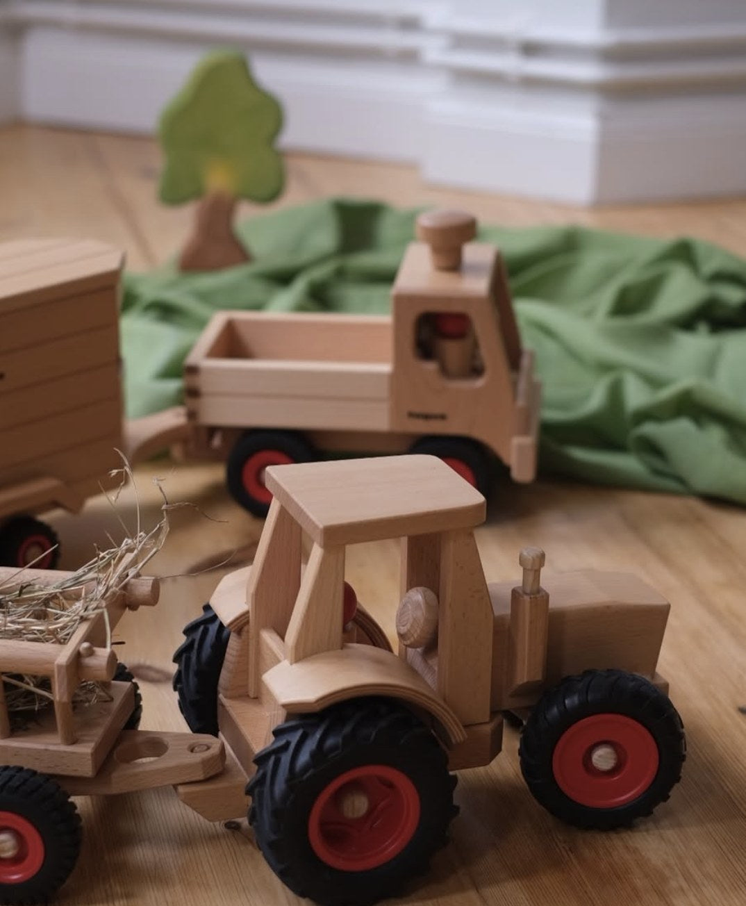 Fagus klassisk traktor med høyvogn, Unimog i bakgrunnen