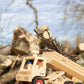 Fagus lastebil i tre som tipper et lass med kvister