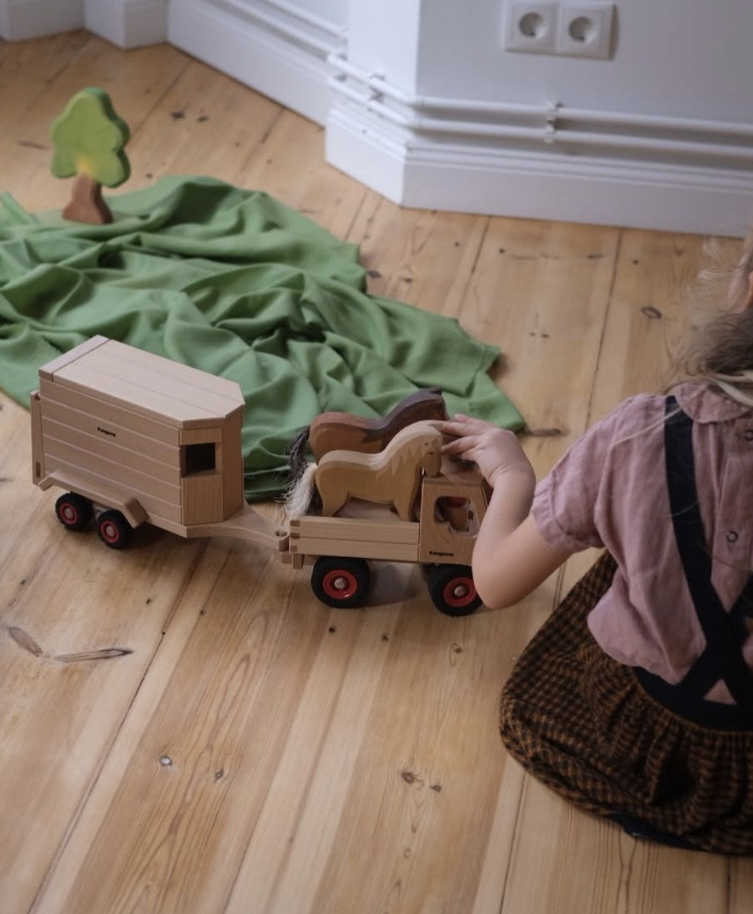 Barn leker med Fagus Unimog og hestevogn med hester