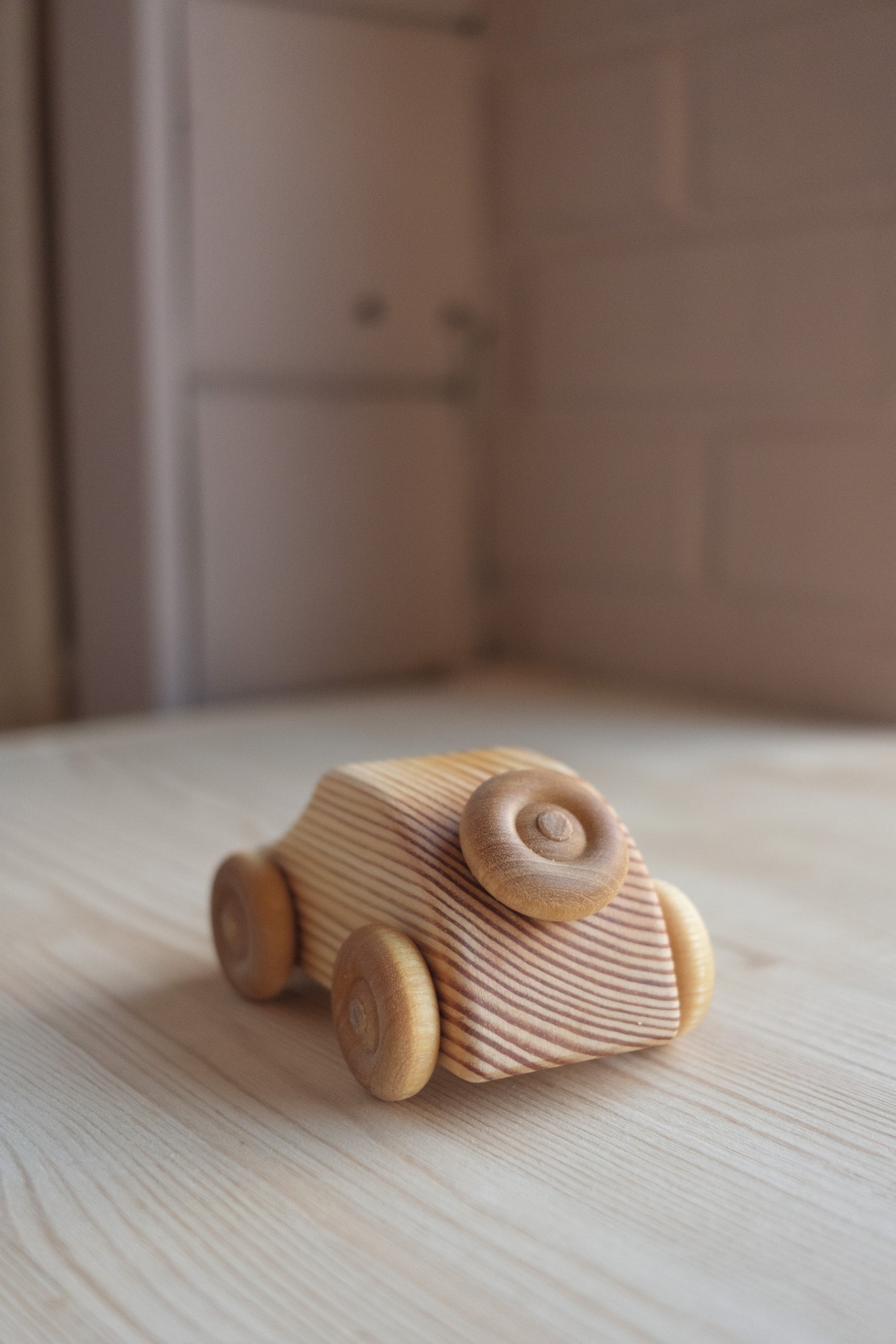 Liten trebil med reservedekk