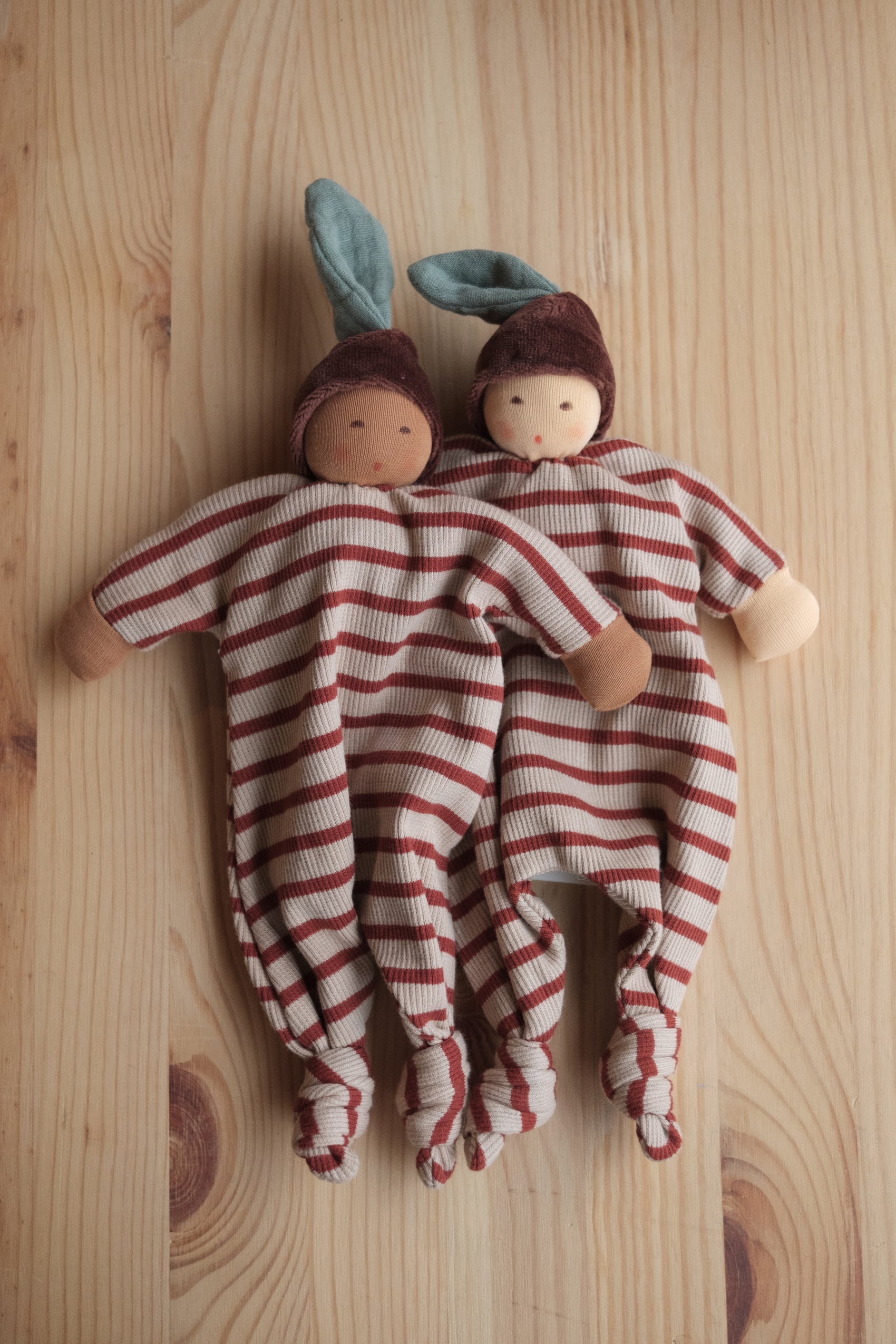Sovedukke - kastanjebaby - mørk beige - 25cm