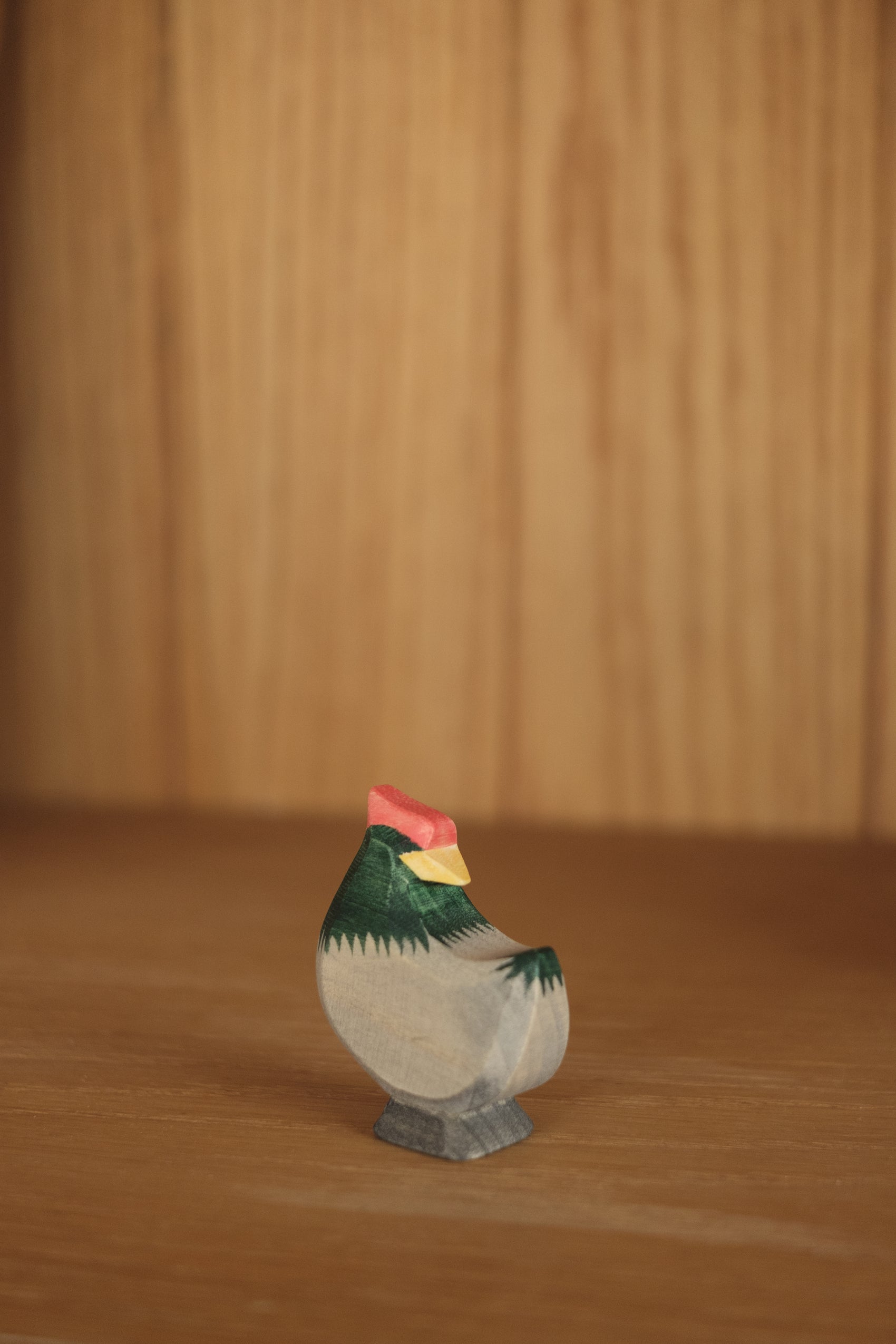 Hen dark head turning - trefigur