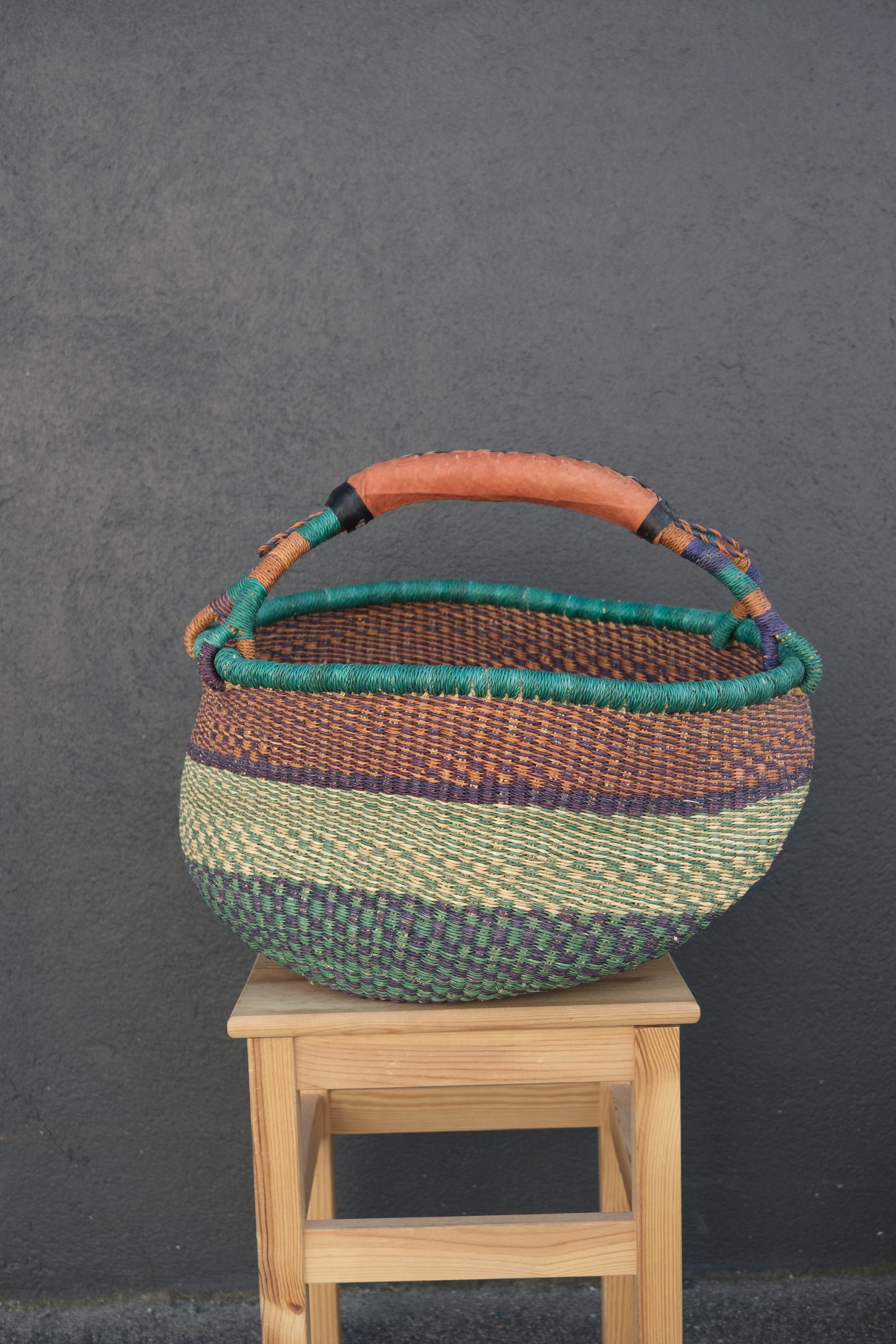 Fargerik bolga kurv av steppegress - stor