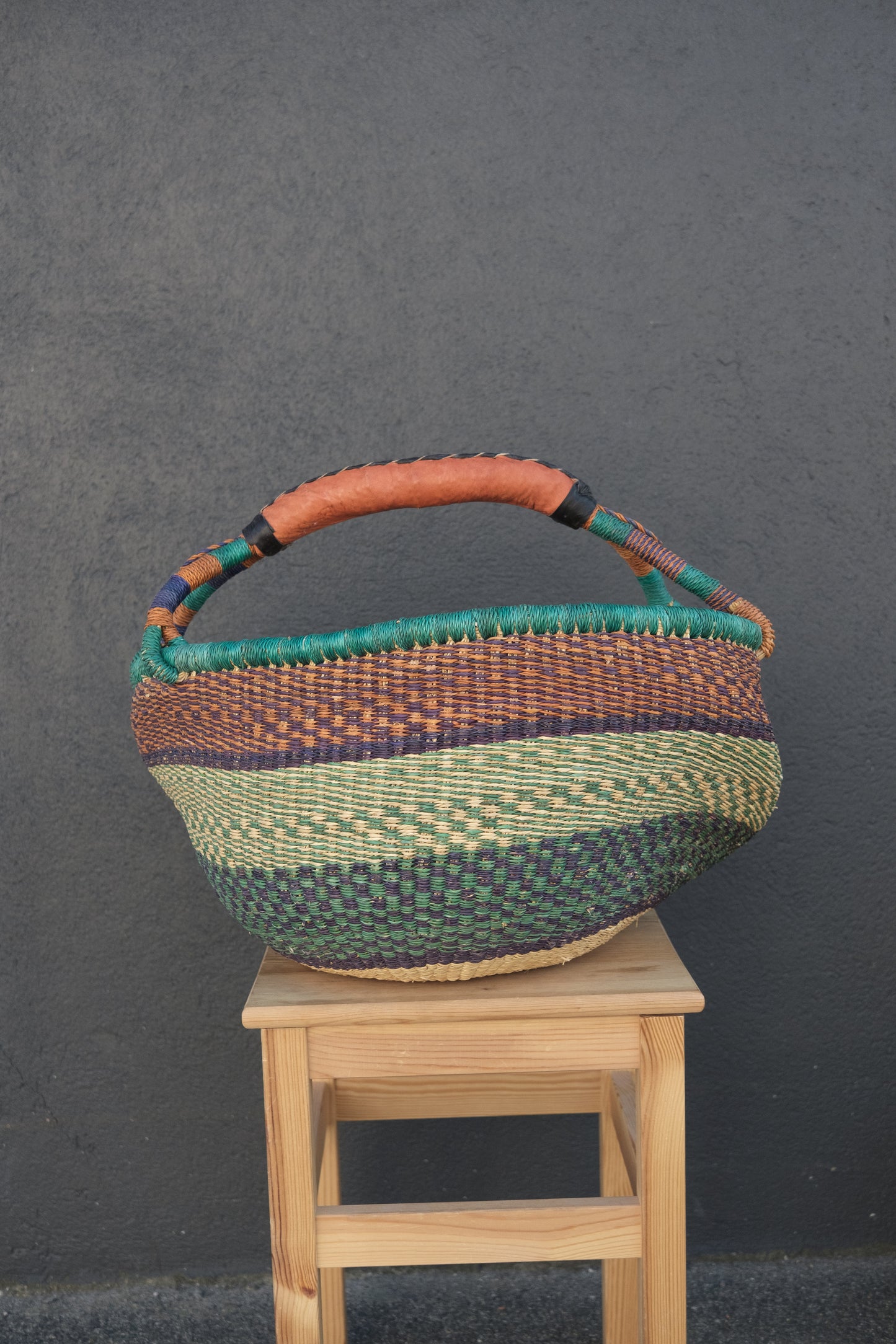 Fargerik bolga kurv av steppegress - stor