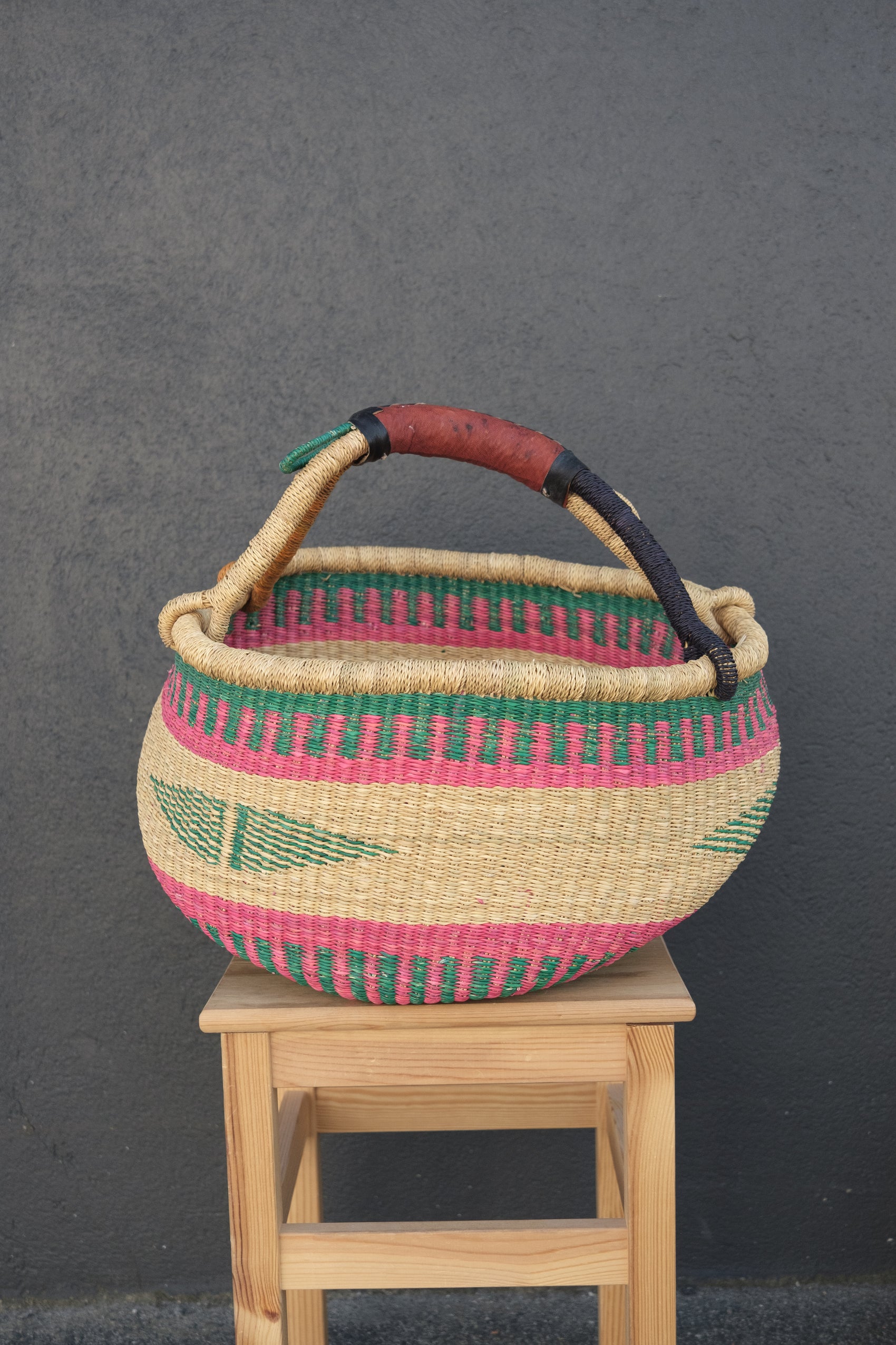 Fargerik bolga kurv av steppegress - stor