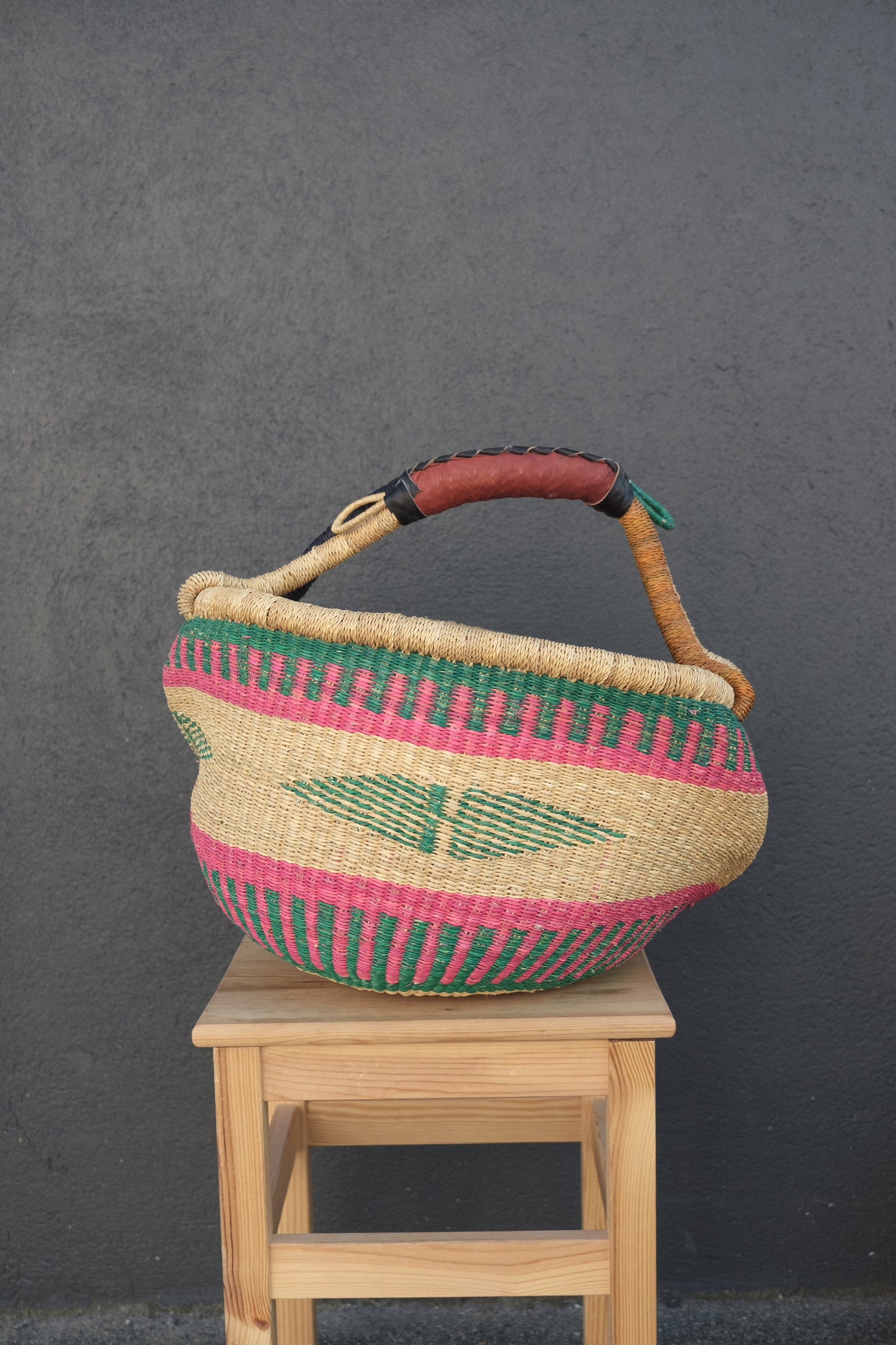 Fargerik bolga kurv av steppegress - stor