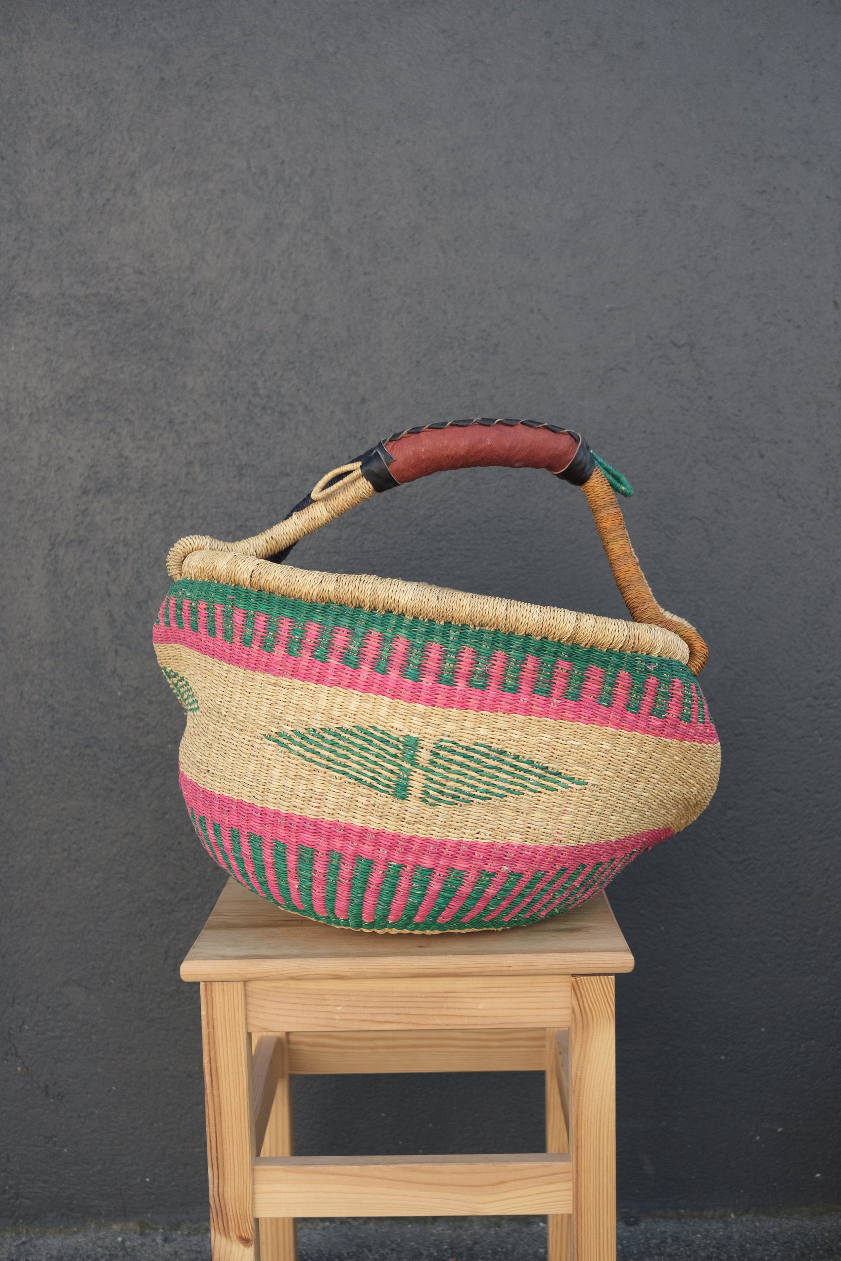 Fargerik bolga kurv av steppegress - stor